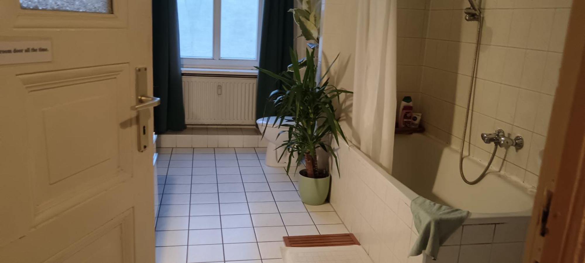 Private Bedroom Near Alexanderplatz In Sharing Apartment Берлин Экстерьер фото